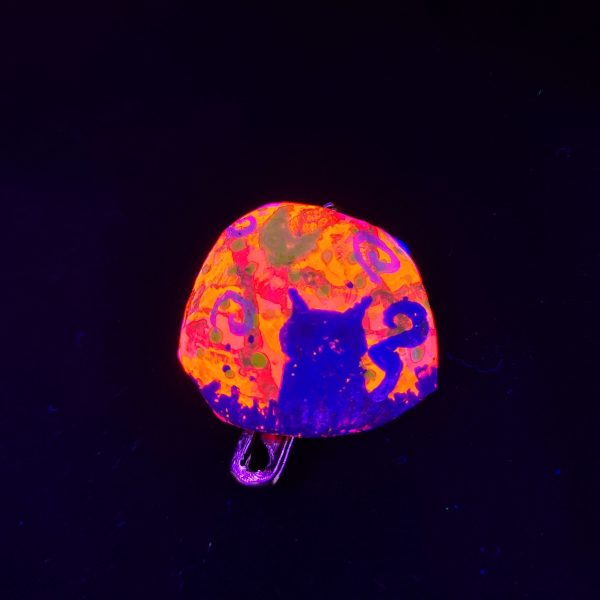 Neon Kitty bottle cap pin - Image 4